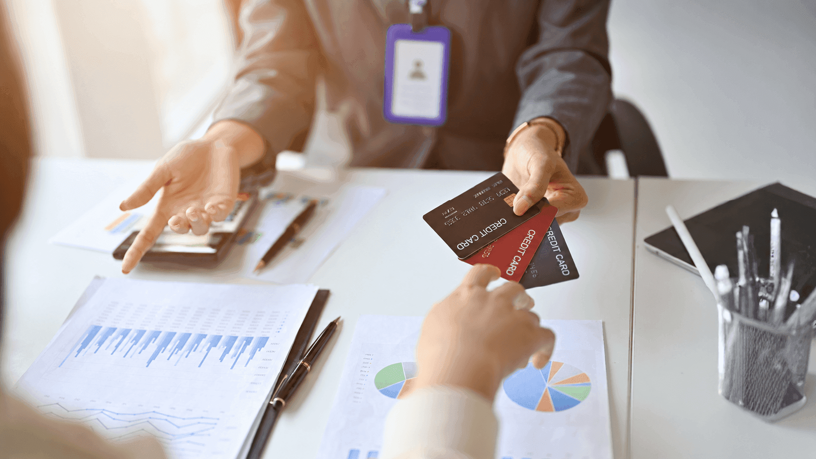 Credit Card vs. Personal Loan for Travel Expenses in 2026: “What” to Choose and “When”?